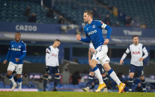 他在场上总 他在场上总